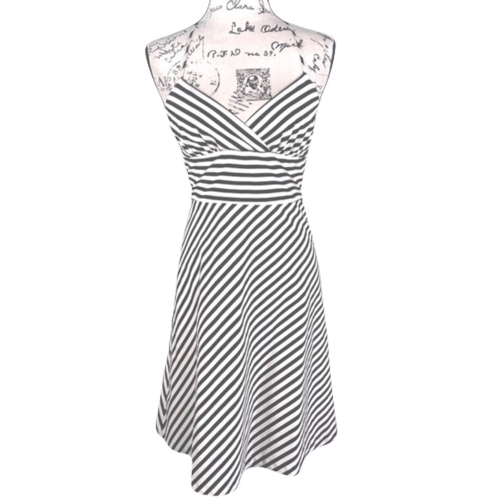 White House Black Market Striped Dress – Effortless Elegance & Chic Style - Picture 2 of 11